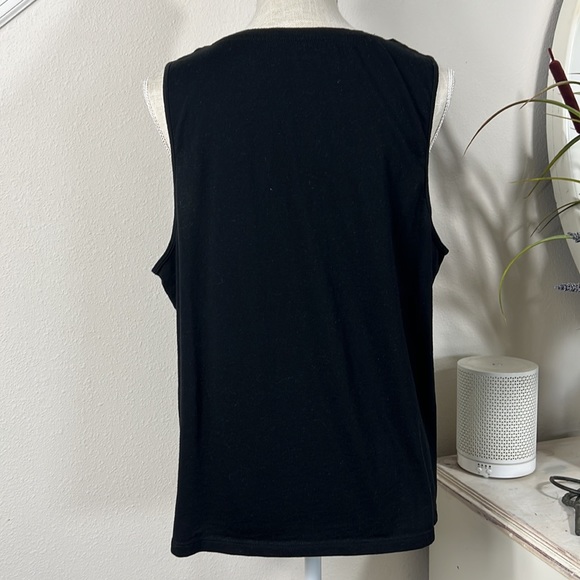 7 Old Navy XL Black or White Sleeveless Tops - Picture 12 of 16